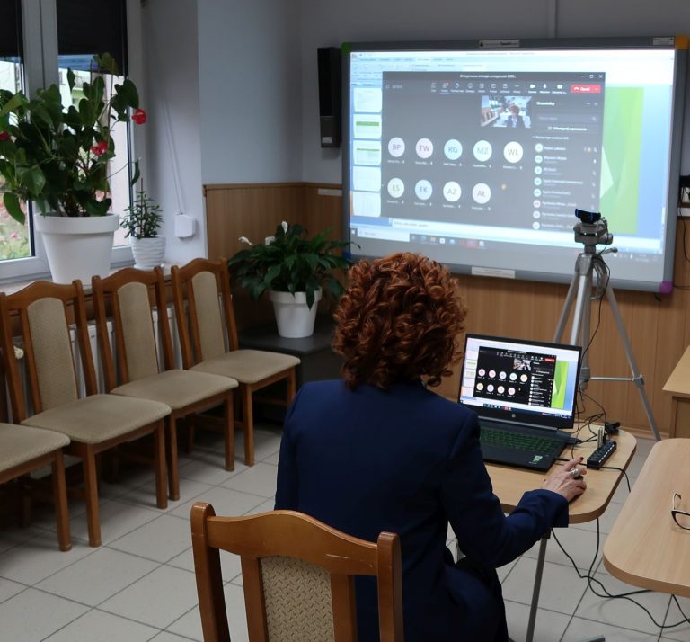 Zdjęcie z wydarzenia: 23 LISTOPADA 2023 R. - MIEDZYPOWIATOWA KONFERENCJA ONLINE - „ZINTEGROWANA STRATEGIA UMIEJĘTNOŚCI 20230 A WZROST WSPÓŁCZYNNIKA AKTYWNOŚCI…”