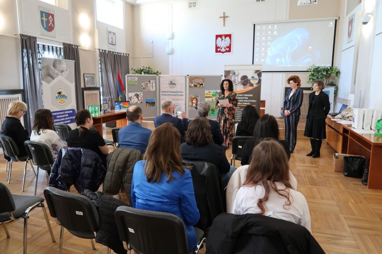 Zdjęcie z wydarzenia: 8 marca 2024 R. - Finał III MIĘDZYPOWIATOWEGO KONKURSU PLASTYCZNEGO