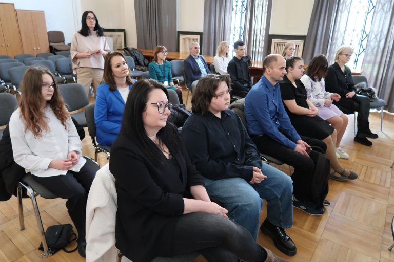 Zdjęcie z wydarzenia: 8 marca 2024 R. - Finał III MIĘDZYPOWIATOWEGO KONKURSU PLASTYCZNEGO