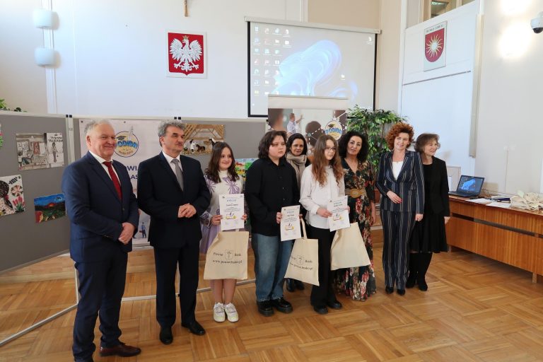 Zdjęcie z wydarzenia: 8 marca 2024 R. - Finał III MIĘDZYPOWIATOWEGO KONKURSU PLASTYCZNEGO
