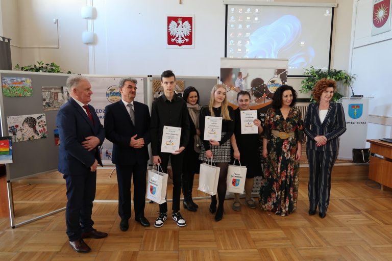 Zdjęcie z wydarzenia: 8 marca 2024 R. - Finał III MIĘDZYPOWIATOWEGO KONKURSU PLASTYCZNEGO