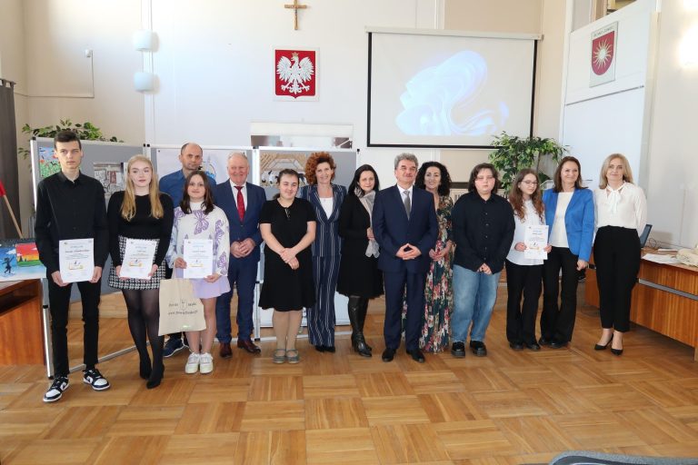 Zdjęcie z wydarzenia: 8 marca 2024 R. - Finał III MIĘDZYPOWIATOWEGO KONKURSU PLASTYCZNEGO